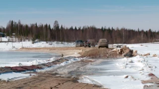 Работы по извлечению вмерзших в лед понтонов у поселка Ясный