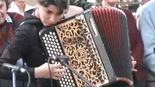 ACORDEONISTA  ANDREIA CABRITA TOCANDO " ROSINHA  DOS  LIMÕES "