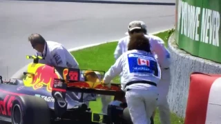 F1 Canada 2017 marshals falling over