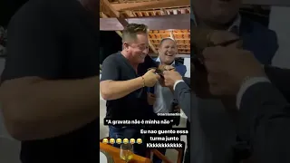 Leonardo, corta a gravata alugada do seu amigo ele fica preocupado.kkkkkkk