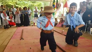 Com 3 anos, Enzo dançando chula no Rodeio de Lagoa 2019