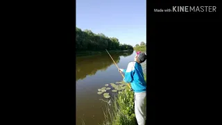 Мальчик ловит рыбу 2