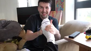 Callux giving W2S a foot massage