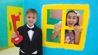 Vlad e Niki brincam com a mãe no hotel