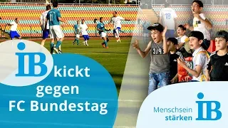 FC Bundestag kickt mit Geflüchteten und UNHCR