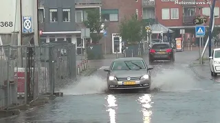 Water stroomt door de straten in Groningse Marum na hoosbui