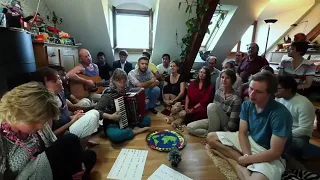 Как иностранцы поют таджикский      песни (Дунё гузарон кори дунё гузарон)