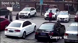 Водитель BMW показывает мастерство парковки
