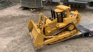 DXR2 hydraulic dozer unloading off of trailer and moving a lot of dirt. 1/14 scale RC construction.