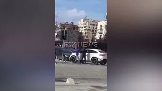 Sherr mes të rinjve në Vlorë, shoferi kërkon ta shtypë qëllimisht, djali me thikë në dorë