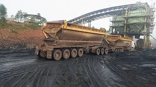 proses truk gandeng muat batu bara menggunakan silo.