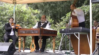 Géza Jónas, cimbalom with Lasló Onodi, Bratsche and Lajos Losó, Double bass.