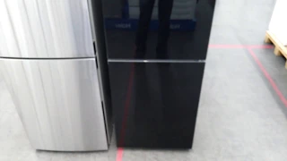 Красивый и черный холодильник Bosch.