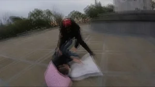 Бой с незнакомцем / Pillow Fight Prank