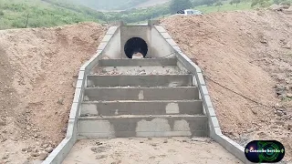 Mostrando a escadaria de um bueiro de água