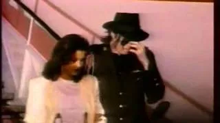Michael & Lisa Marie arrive in budapest (french news)