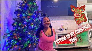 PUTTING UP MY CHRISTMAS TREE| VLOGMAS DAY 8