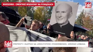 Pogrzeb JERZEGO URBANA w cieniu protestów! "Powązki dla bohaterów, nie dla zdrajców ojczyzny!"| FAKT