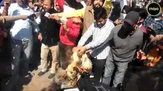 Jammu | Congress workers burn Ghulam Nabi Azad's Effigy