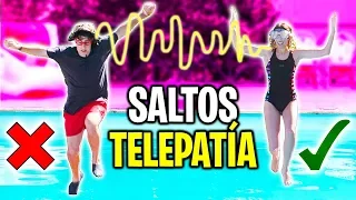 COMPETICIÓN DE SALTOS A LA PISCINA POR TELEPATÍA!! Twin telepathy challenge in the pool 👫