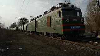 ВЛ80К-198 следует с грузовым поездом по перегону Беличи - Святошин ( Киев )