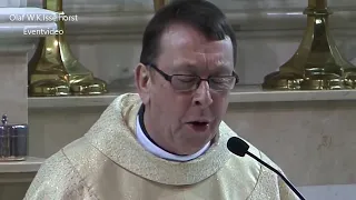 Father Ray Kelly singt auf einer Hochzeit
