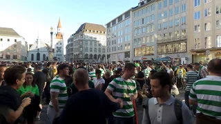 Celtic fans op de Marienplatz in München (18-10-2017) (1)