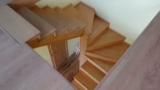 Металлическая лестница и ступени из бука