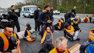 „Letzte Generation“-Aktivisten besetzen Straße des 17. Juni in Berlin