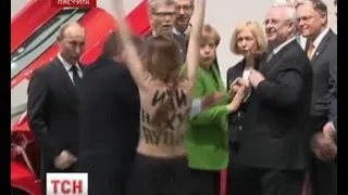 FEMEN показали Путіну і Меркель голі груди з матюками