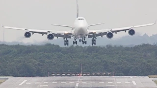 Boeing 747 head-on Landing. Atlas Air Boeing 747-400 arrival at Düsseldorf (Dual perspective)