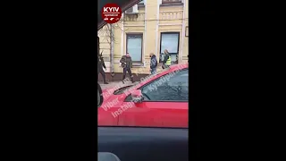 У центрі Києва чоловіки влаштували стрілянину біля головного управління СБУ