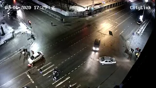 В Петрозаводске автомобиль въехал в толпу пешеходов и уехал с места ДТП