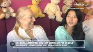 Julia, una madre soltera que le debe su familia a China