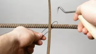 Tying reinforcing steel bars (rebar). Wiązanie drutu zbrojeniowego.