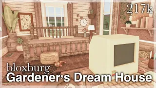 Bloxburg - Gardener's Dream House Speedbuild (interior + full tour)