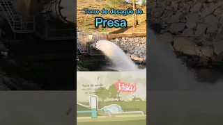 Presa torre de salida con dos válvulas de desagüe impresiona la potencia del agua