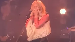 Miranda Lambert Breaks Down In Tears On Stage