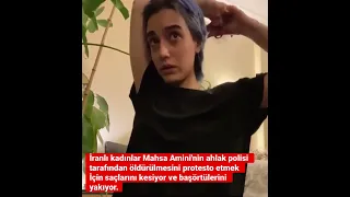 Mahsa Amini'nin ahlak polisi tarafından öldürülmesini protesto  etmek İçin saçlarını kesiyor