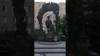 Памятник генералу Маргелову в Рязани, рядом с училищем ВДВ