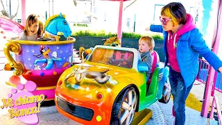 Parco divertimento per i bambini piccoli. Cerchiamo i pulcini tra le giostre con la bambina Bianca