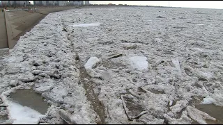 В Нижневартовске на Оби начался ледоход