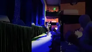 Корнелюк падает на зрителей в зале во время концерта! (Шуточно).