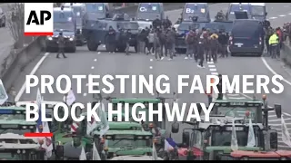 Protesting farmers block highway in France