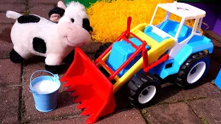 Рабочие машины ПОМОЩНИКИ и плюшевые игрушки. Трактор и корова на ферме. Развивающее видео для детей