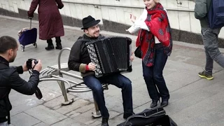 Russian famous accordion player earned more playing in metro than American famous violinist! (БАЯН!)