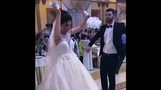Невесте дарят деньги во время танца / Армянские свадебные традиции / Армянская свадьба в Ереване