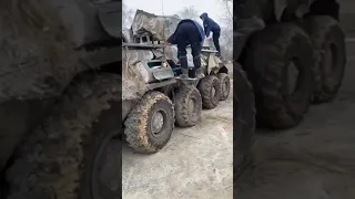 С брошенной командно-штабной машины ВС России местные украинцы сливают солярку