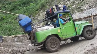 HARDTOP MASUK DESA - Toyota Land Cruiser FJ40 Di Tanjakan Tinggi Bebatuan