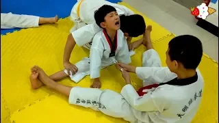 Taekwondo stretching is really painful, but he didn't give up even he is crying, so strong!